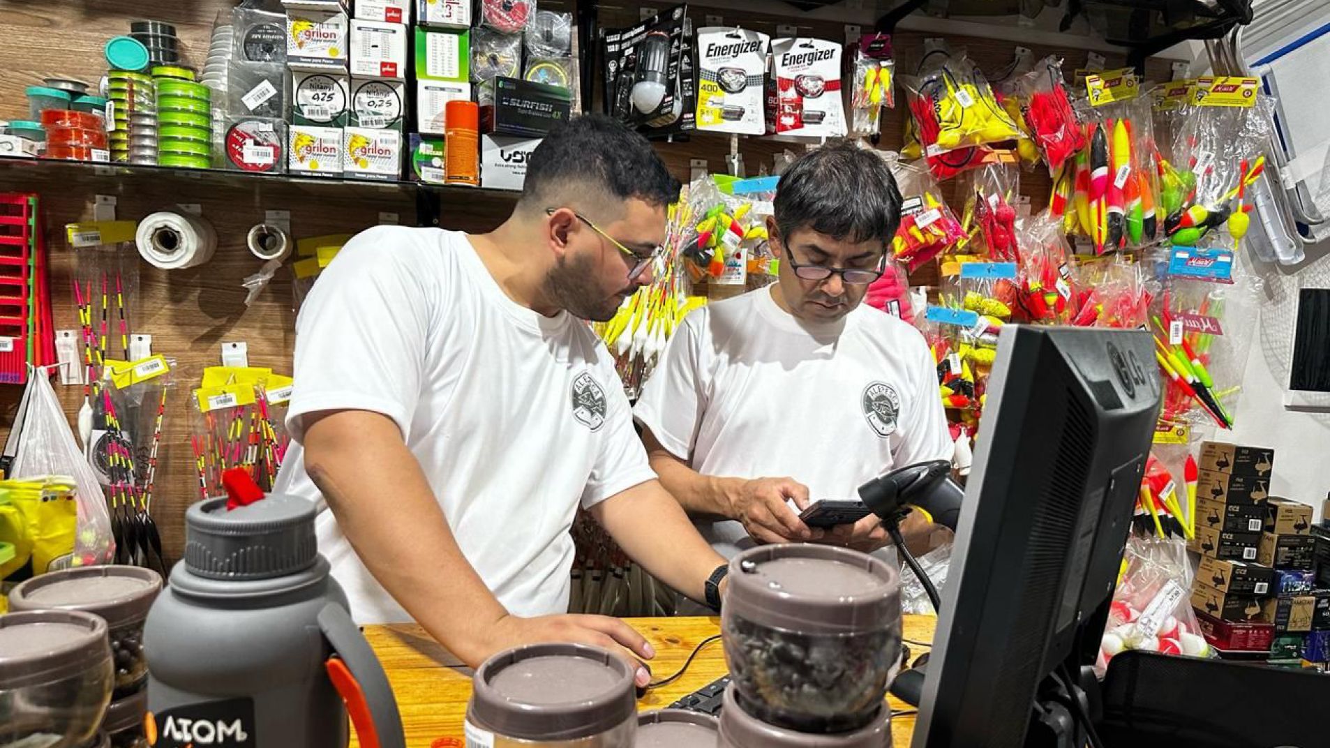 Emanuel y Alejandro Luengo en el flamante comercio.